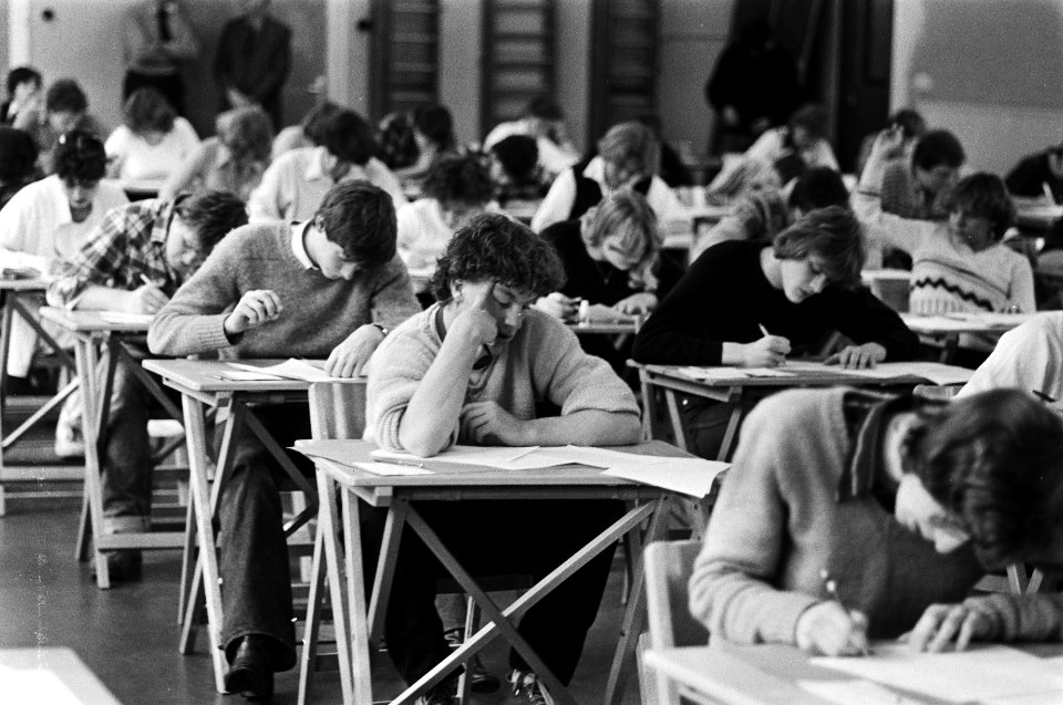 Tijdens het schriftelijk eindexamen op de Berlage Scholen Gemeenschap, Bestanddeelnr 930-2346