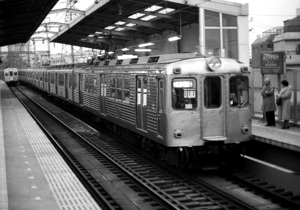 Tokyu 6000 approaching Midorigaoka