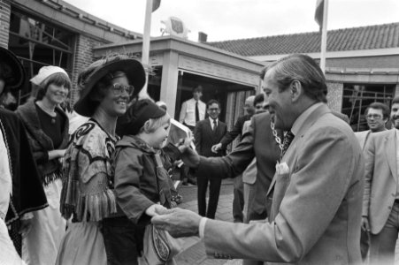 Tijdens het 700 jarig bestaan van Nootdorp begroet prins Claus een jonge inwoner, Bestanddeelnr 931-6479