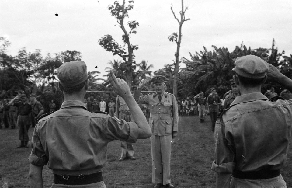 Tjikampek Elf officieren van de 2e Infanterie Brigade Groep werden te velde bee, Bestanddeelnr 375-3-3