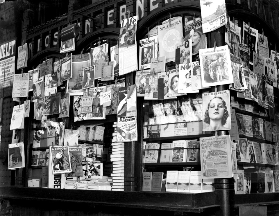 Tijdschriftenkiosk op treinstation, vermoedelijk van de AKO, Bestanddeelnr 252-1066
