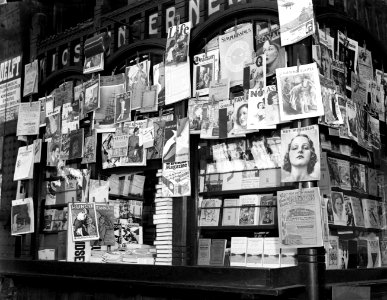 Tijdschriftenkiosk op treinstation, vermoedelijk van de AKO, Bestanddeelnr 252-1066