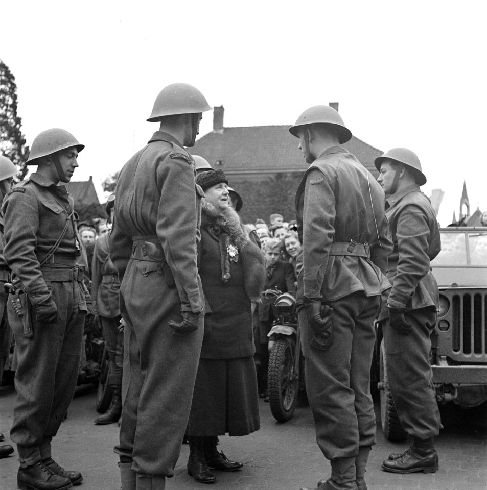Tilburg Koningin Wilhelmina spreekt met militairen van het regiment Stoottroep…, Bestanddeelnr 900-4107