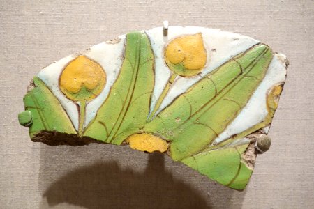 Tile Fragment with Mandragora Fruit and Leaves - Egypt, probably el Amarna, New Kingdom, late Dynasty 18, reign of Akhenaten, c. 1352-1336 BC, polychrome faience - Brooklyn Museum - Brooklyn, NY - DSC08716