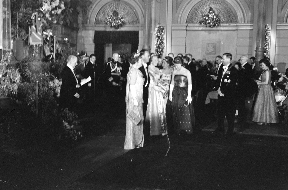 Tijdens feestavond in concertgebouw, Bestanddeelnr 913-8344
