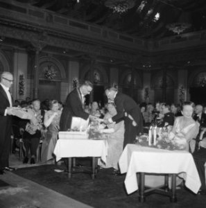 Tijdens feestavond in concertgebouw Burgemeester Van Hal biedt oorkonde aan, Bestanddeelnr 913-8354