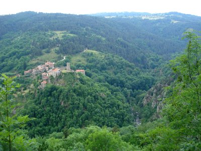 Tiranges, la vue sur les gorges de l'Ance et le château de Chalancon