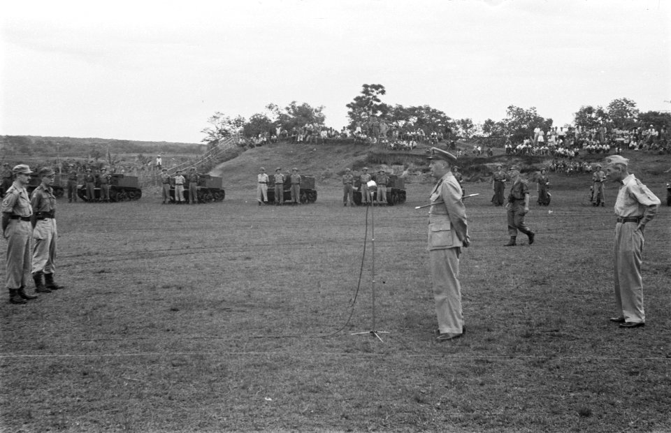 Tjikampek. Elf officieren van de 2e Infanterie Brigade Groep werden te velde bee, Bestanddeelnr 375-5-3