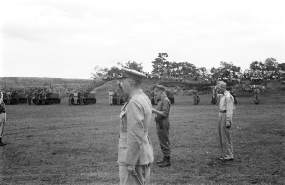 Tjikampek. Elf officieren van de 2e Infanterie Brigade Groep werden te velde bee, Bestanddeelnr 375-6-2