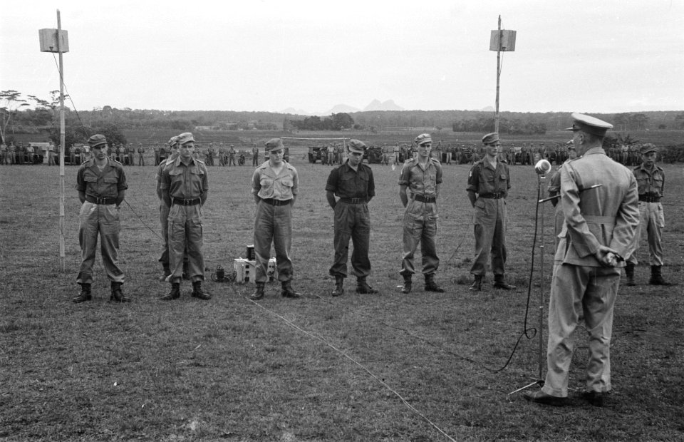 Tjikampek. Elf officieren van de 2e Infanterie Brigade Groep werden te velde bee, Bestanddeelnr 375-5-6