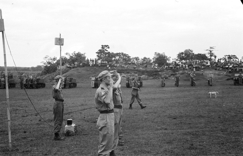 Tjikampek. Elf officieren van de 2e Infanterie Brigade Groep werden te velde bee, Bestanddeelnr 375-6-6