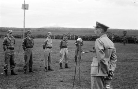 Tjikampek. Elf officieren van de 2e Infanterie Brigade Groep werden te velde bee, Bestanddeelnr 375-5-4