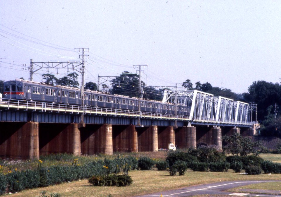 Tokyu 7000 approaching Tamagawa En