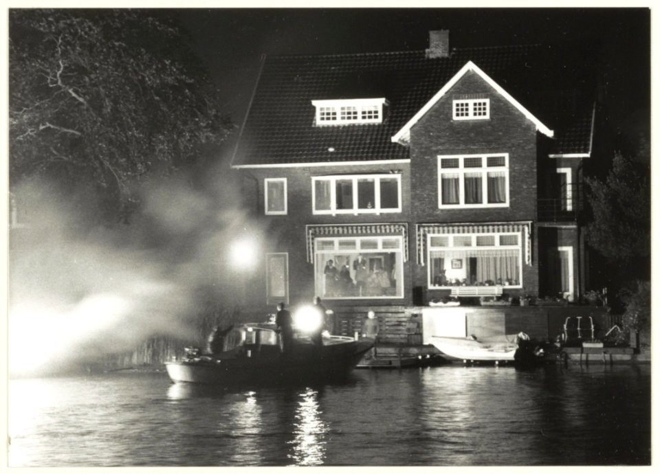 Tiijdens zijn verjaardag wordt Henk Vijn (beijveraar behoud cultuurgoed gemeente Haarlem) door de gemeente in het zonnetje gezet in zijn woning aan de Buitenrustlaan. NL-HlmNHA 54023640