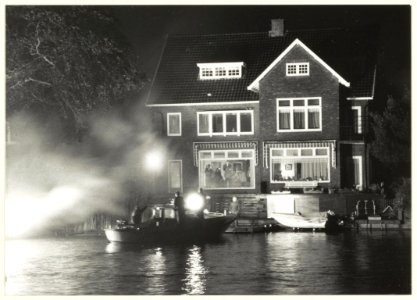 Tiijdens zijn verjaardag wordt Henk Vijn (beijveraar behoud cultuurgoed gemeente Haarlem) door de gemeente in het zonnetje gezet in zijn woning aan de Buitenrustlaan. NL-HlmNHA 54023640