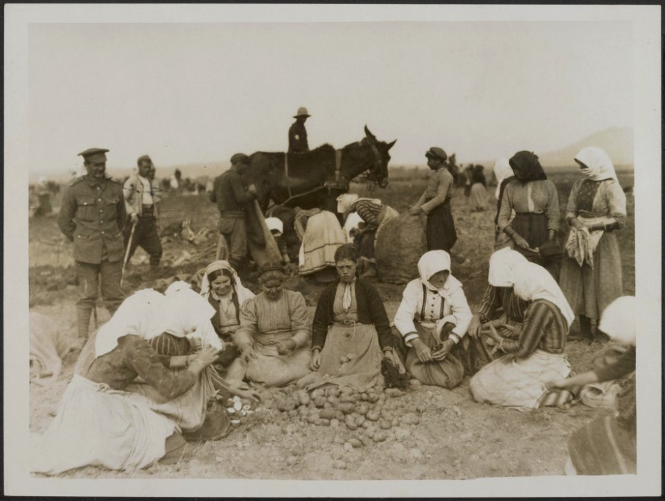 To give employment to the Macedonian women refugees the Army Service Corps has s, Bestanddeelnr 158-2183