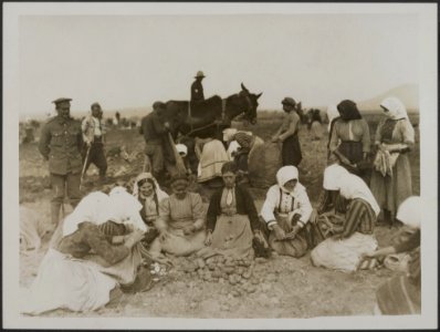 To give employment to the Macedonian women refugees the Army Service Corps has s, Bestanddeelnr 158-2183
