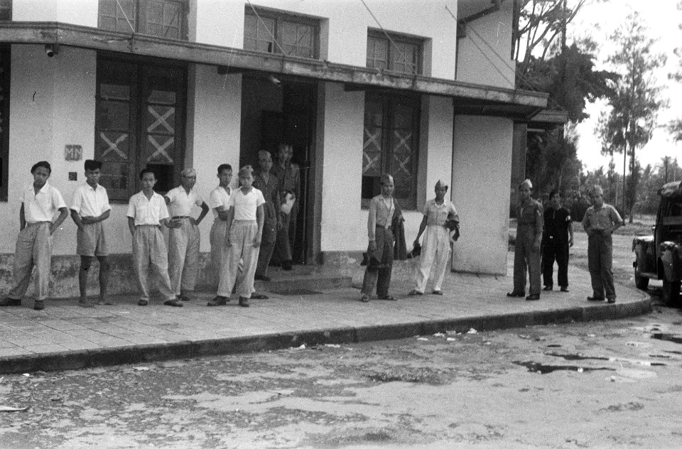 TNI-militairen en jonge Indonesische mannen voor een gebouw, Bestanddeelnr 880