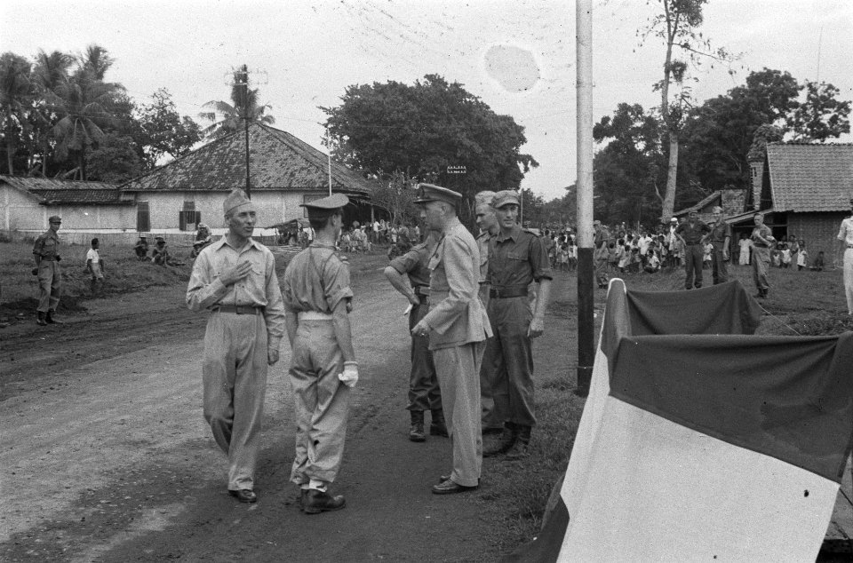 Tjikampek. Te Tjikampek werden 11 officieren van de 2de Infanterie Brigade beedi, Bestanddeelnr 389-1-4