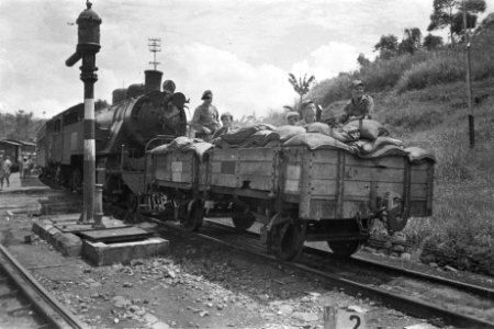 Tjandjoer De trein Soekaboemi - Bandoeng heeft voor de locomotief een platte wa, Bestanddeelnr 502-5-1