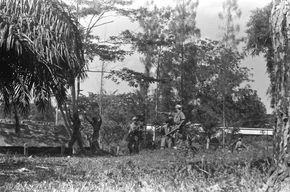 TNI-soldaten die krijgsgevangen zijn gemaakt hebben de handen omhoog en worden b, Bestanddeelnr 321-6-5