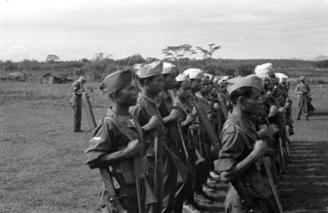 Tjikampek. Elf officieren van de 2e Infanterie Brigade Groep werden te velde bee, Bestanddeelnr 375-4-1