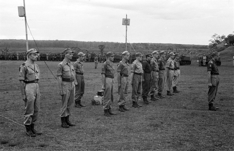 Tjikampek. Elf officieren van de 2e Infanterie Brigade Groep werden te velde bee, Bestanddeelnr 375-4-3