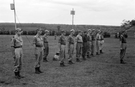 Tjikampek. Elf officieren van de 2e Infanterie Brigade Groep werden te velde bee, Bestanddeelnr 375-4-3