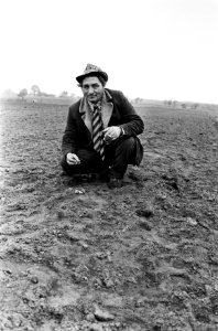 Tjerk Vermaning 1929-1987 op de akker waar hij zijn vondsten deed, Bestanddeelnr 927-9242