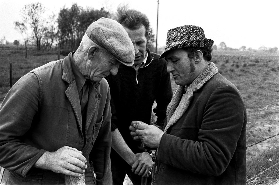Tjerk Vermaning 1929-1987 op de akker waar hij zijn vondsten deed, Bestanddeelnr 927-9241