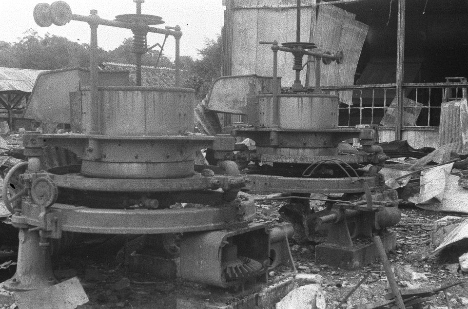 Tjikadjang De machinehal van de door de TNI grondig verwoeste theefabriek Juli, Bestanddeelnr 414-2-1