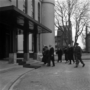 Tilburg. Koningin Wilhemina bij de ingang van het paleis-raadhuis aan het Willem, Bestanddeelnr 900-4111