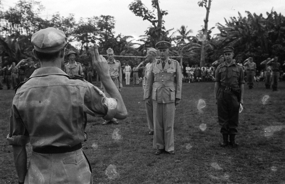 Tjikampek. Elf officieren van de 2e Infanterie Brigade Groep werden te velde bee, Bestanddeelnr 375-3-2