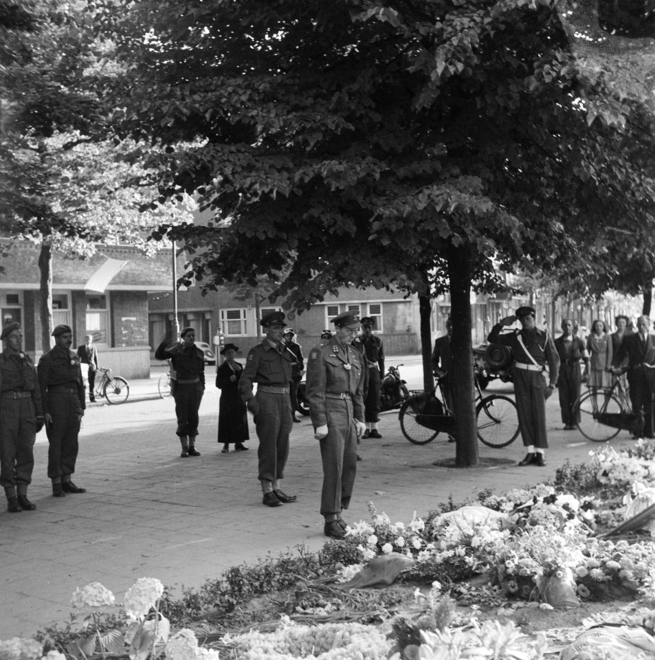 Tijdens zijn bezoek aan Amsterdam bezocht de prins het monument op de Apollolaan, Bestanddeelnr 900-4762