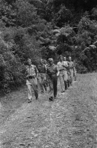 Tjikadjang Kolonel H.M.G.J. Lentz (links) Commandant 3e Inf. Brigade en luiten…, Bestanddeelnr 414-2-4