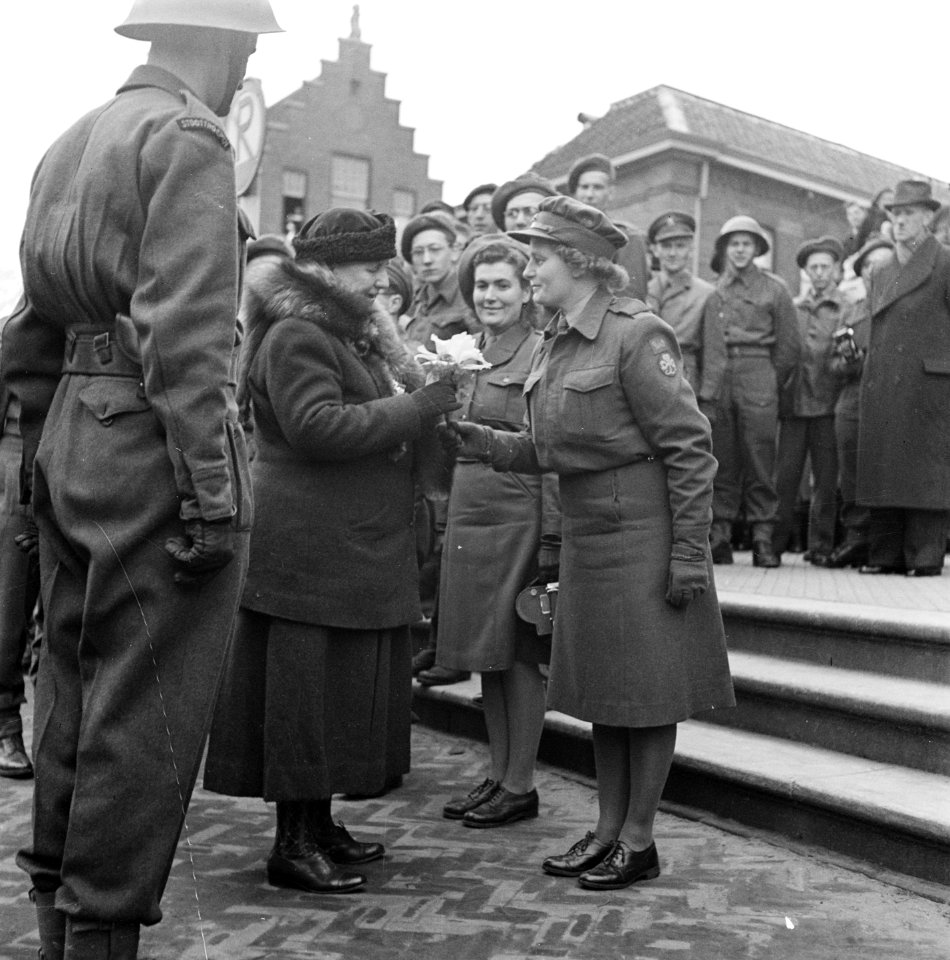 Tilburg. Koningin Wilhelmina krijgt een bloem aangeboden door een lid van het Vr, Bestanddeelnr 900-4106