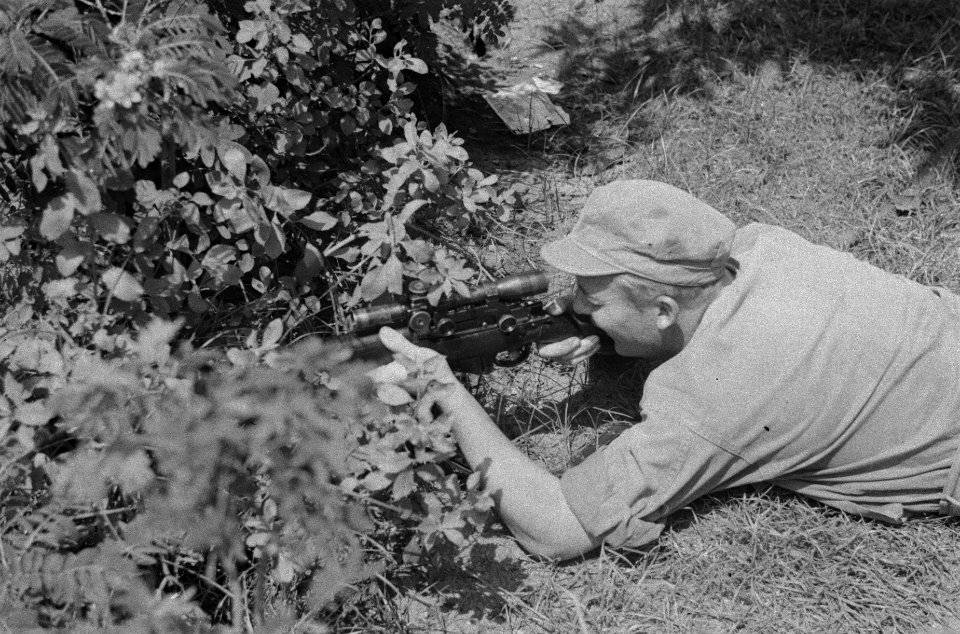 Tjikampek. Scherpschutter van het Nederlandse leger in actie. (Soldaat Grits uit, Bestanddeelnr 406-6-4