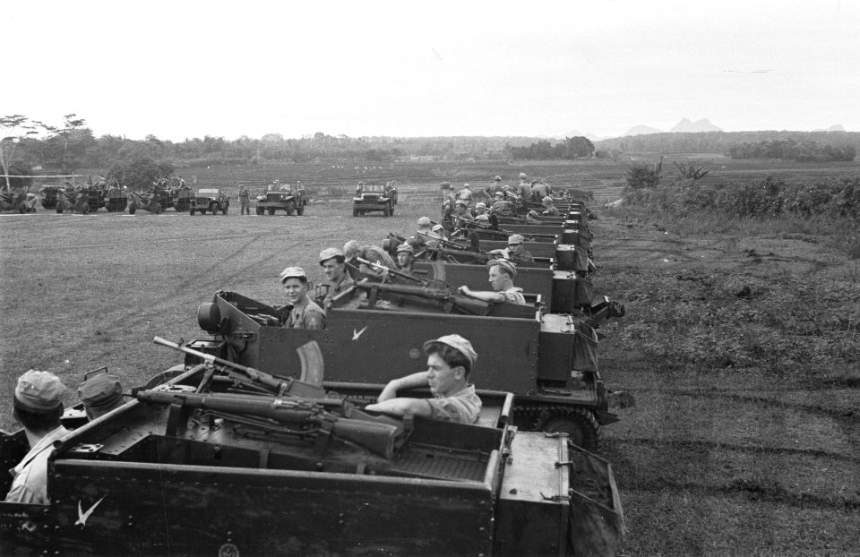 Tjikampek. Elf officieren van de 2e Infanterie Brigade Groep werden te velde bee, Bestanddeelnr 375-2-1