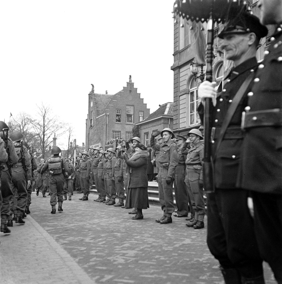 Tilburg Defilé Koningin Wilhelmina applaudiseert voor de troepen, Bestanddeelnr 900-4108
