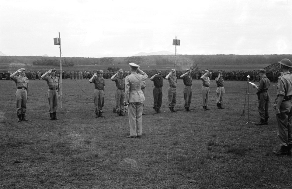 Tjikampek. Elf officieren van de 2e Infanterie Brigade Groep werden te velde bee, Bestanddeelnr 375-6-4