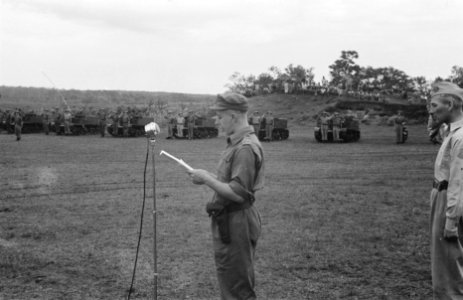 Tjikampek. Elf officieren van de 2e Infanterie Brigade Groep werden te velde bee, Bestanddeelnr 375-6-3