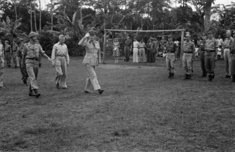 Tjikampek. Elf officieren van de 2e Infanterie Brigade Groep werden te velde bee, Bestanddeelnr 375-4-4