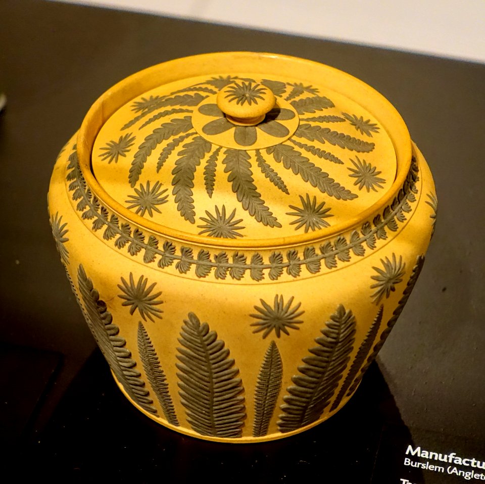 Tobacco jar, Wedgwood Factory, England, c. 1790-1810, stoneware - Montreal Museum of Fine Arts - Montreal, Canada - DSC09435