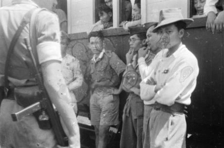 TNI militairen bij de trein, Bestanddeelnr 1510-2-4