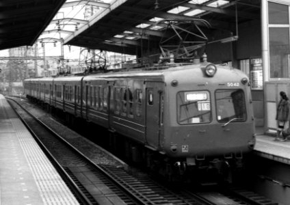 Tokyu 5000 approaching Midorigaoka
