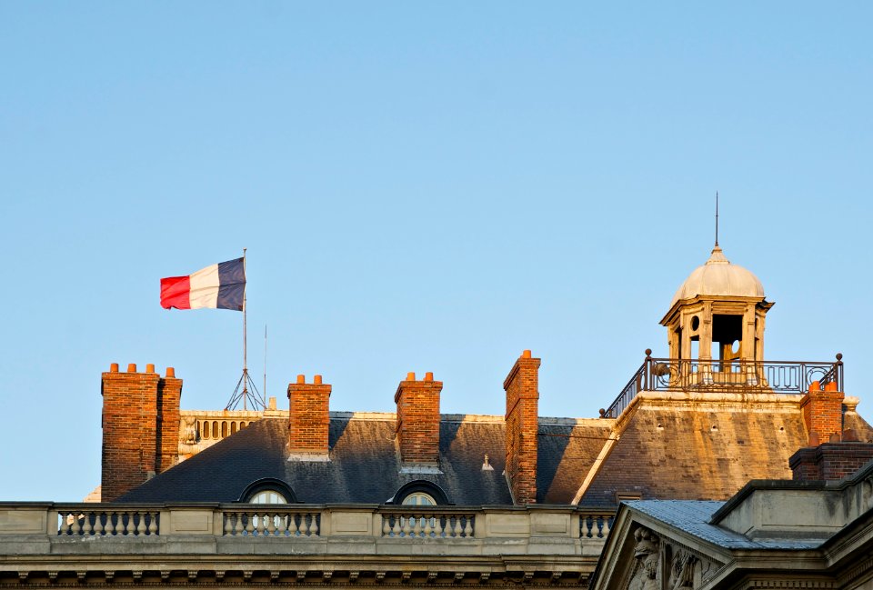 Toit école militaire drapeau