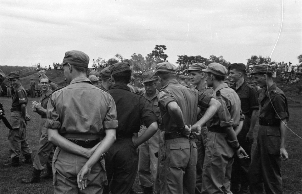 Tjikampek. Elf officieren van de 2e Infanterie Brigade Groep werden te velde bee, Bestanddeelnr 375-4-2