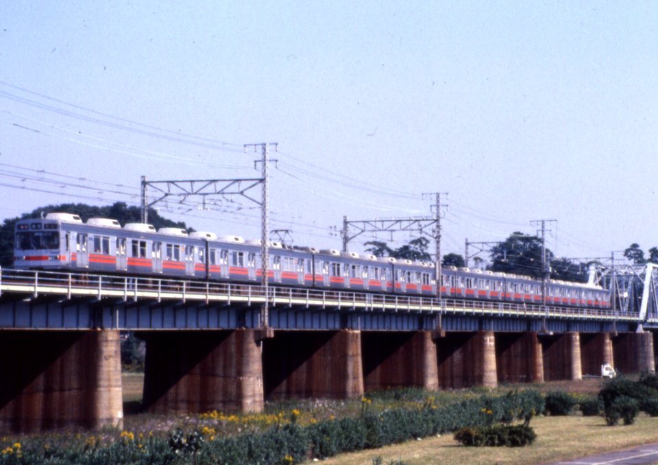 Tokyu 8090 approaching Tamagawa En