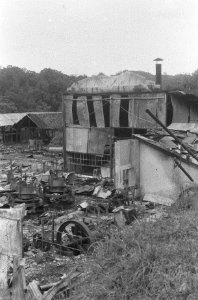 Tjikadjang De totaal verwoeste fabriek van de theeonderneming Juliana in de o, Bestanddeelnr 414-1-4