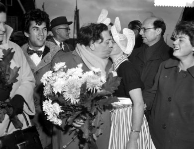 Tito Schipa in Volendam, begroeting na aankomst door een Volendams meisje, Bestanddeelnr 910-7871